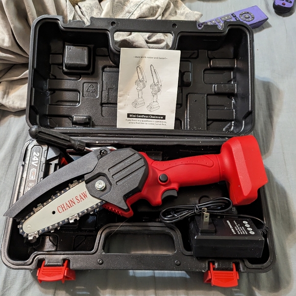 Battery powered mini chainsaw - Picture 6 of 8